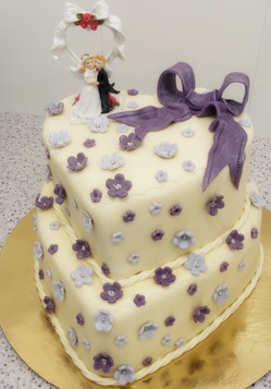 Свадебный торт в форме сердца с сиреневыми цветами